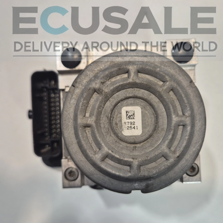 Bomba ABS usada, totalmente funcional, retirada de um veículo Ford.