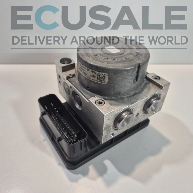 Unidade ABS com os números claramente visíveis EG9C2C405EC e conectores elétricos