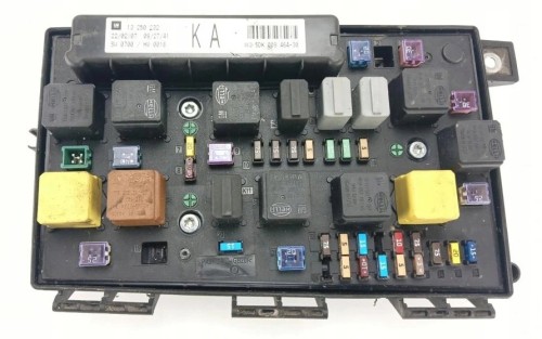 Scatola fusibili UEC Opel Astra H / Zafira B 13250232 KA Hella 5DK009464-30 – etichetta e fusibili