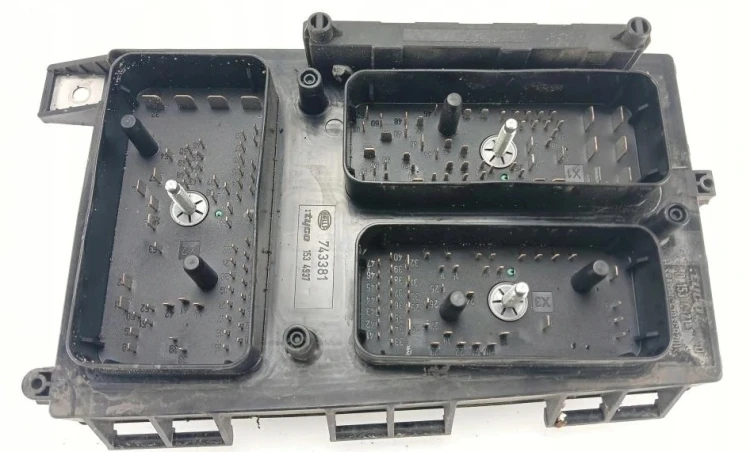 Opel Astra H / Zafira B UEC fuse box 13250232 KA Hella 5DK009464-30 – connectors X1–X3, bottom view
