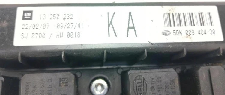 Opel Astra H / Zafira B UEC fuse box 13250232 KA Hella 5DK009464-30 – label close-up SW 0700 / HW 0018