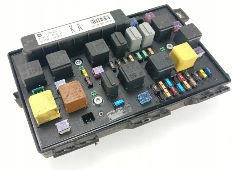 Scatola fusibili UEC Opel Astra H / Zafira B 13250232 KA Hella 5DK009464-30 – vista fusibili e relè