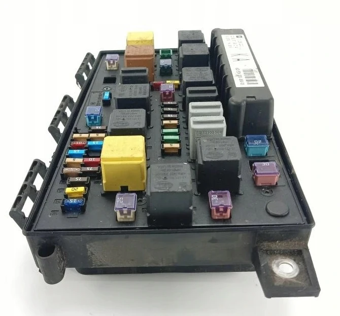UEC-Sicherungskasten Opel Astra H / Zafira B 13250232 KA Hella 5DK009464-30 – Seitenansicht