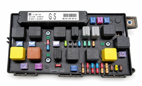 Scatola fusibili UEC 13206746 GS Hella 5DK008668-52 per Opel Astra H / Zafira B – vista fusibili e relè