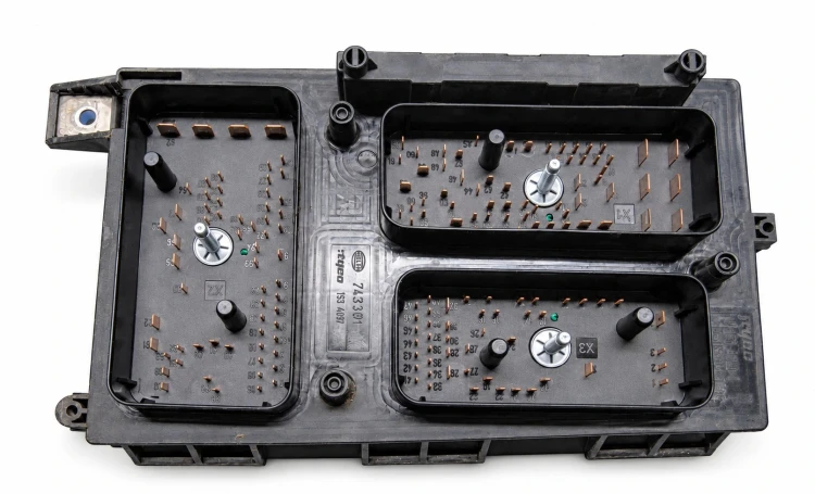 Scatola fusibili UEC 13206746 GS Hella 5DK008668-52 per Opel Astra H / Zafira B – connettori X1–X3, vista dal basso