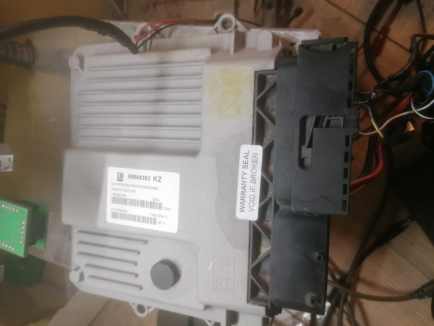 Centralina Opel Corsa D 1.3 CDTI 55568383 KZ ligada na bancada de testes