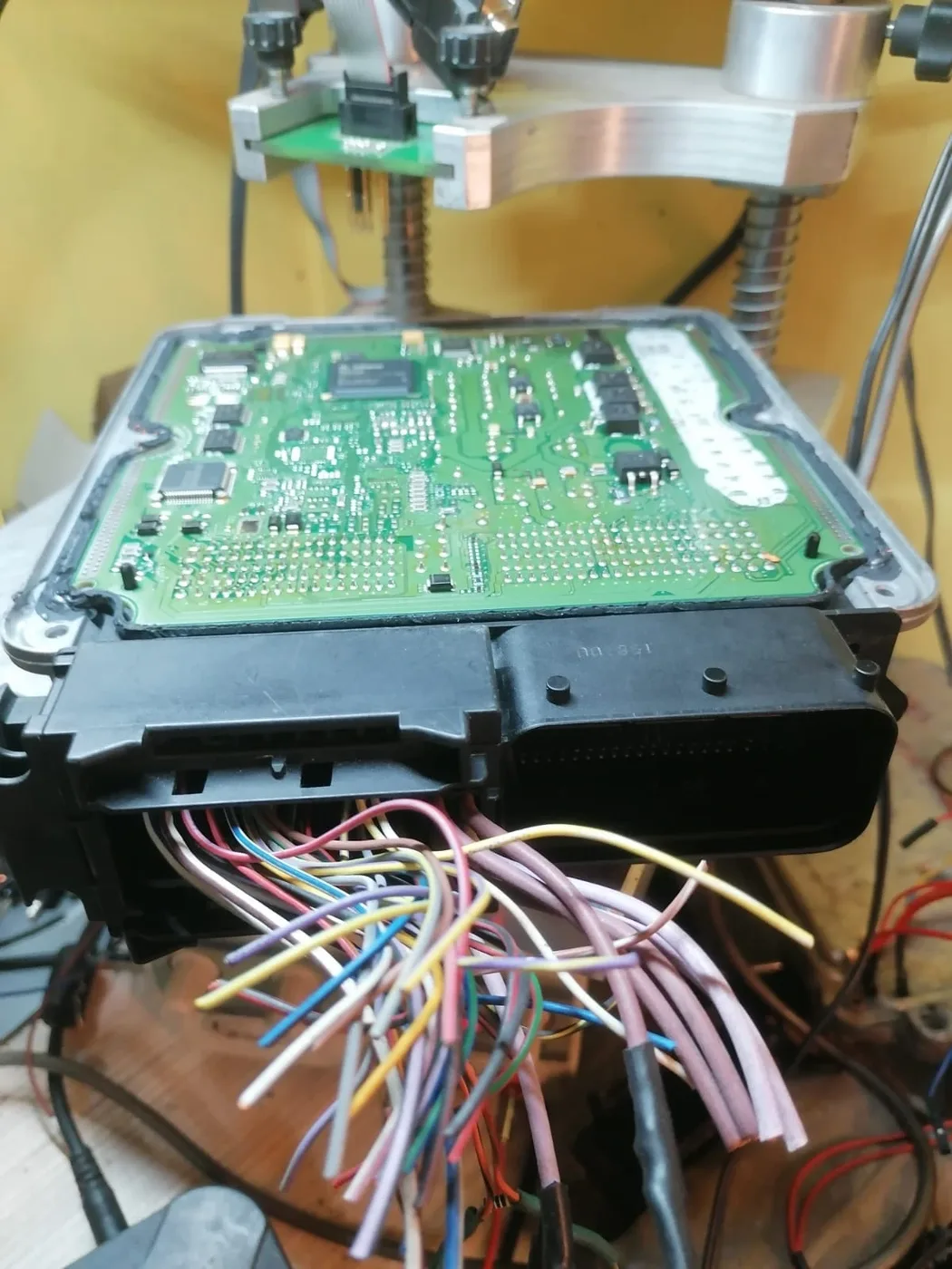 Centralina de motor Opel Corsa D 1.3 CDTI aberta na bancada – verificação da placa